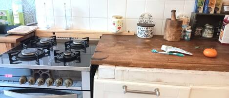 Jääkaappi, liesi, astianpesukone, kahvin-/teenkeitin