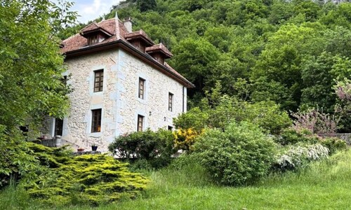 House Near Lake Bourget and Vineyards