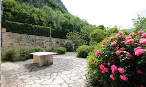 Outdoor dining - House Near Lake Bourget and Vineyards (Yenne)
