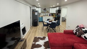 Living area - Unique Farm Stay -Close to Colgate University, Hamilton College, Bouckville (Hubbardsville)
