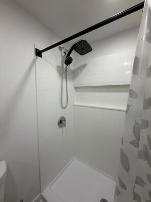 Shower, hair dryer, towels, soap - Unique Farm Stay -Close to Colgate University, Hamilton College, Bouckville (Hubbardsville)