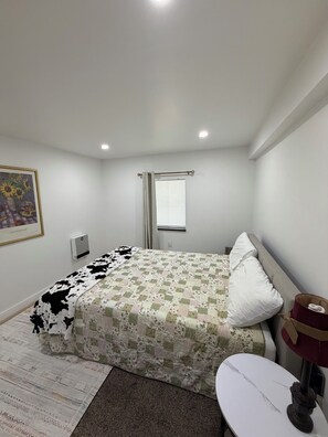 Catch some z’s on comfy qn mattress, will heater for the colder days! - Unique Farm Stay -Close to Colgate University, Hamilton College, Bouckville (Hubbardsville)