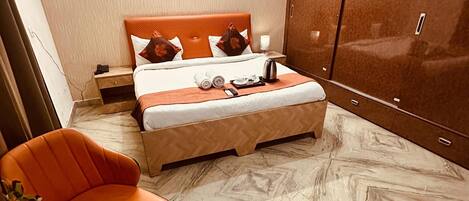 Standard Room | In-room safe, desk, laptop workspace, soundproofing