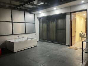 Caja de seguridad en la habitación y escritorio 
