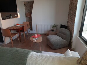 TV - Fisherman's cottage Les Sables-d'Olonne fully equipped with free WiFi (Les Sables-d'Olonne)