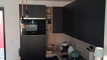 Réfrigérateur, micro-ondes, four, plaque de cuisson