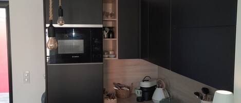 Een koelkast, een microgolfoven, een oven, een kookplaat