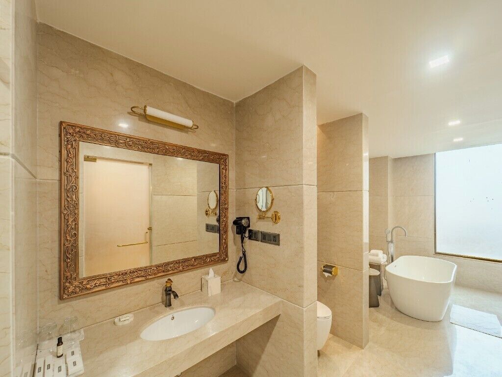 Rideaux occultants, chambres insonorisées, fer et planche à repasser