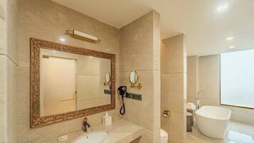 Rideaux occultants, chambres insonorisées, fer et planche à repasser