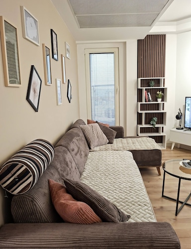 19th Floor Luxury Condo With Pool, spa & Parking