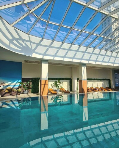 19th Floor Luxury Condo With Pool, spa & Parking