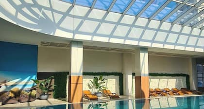 19th Floor Luxury Condo With Pool, spa & Parking