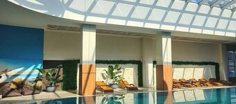 19th Floor Luxury Condo With Pool, spa & Parking