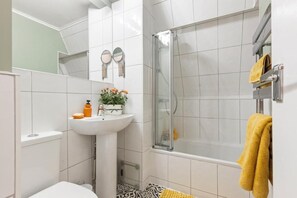 Hair dryer, towels, soap, toilet paper - Entire Stylish Hyde Park Rooftop 2 Bedroom (London)