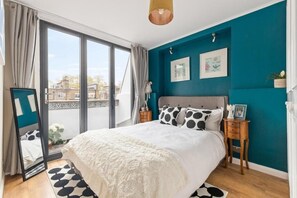 2 bedrooms, iron/ironing board, WiFi, bed sheets - Entire Stylish Hyde Park Rooftop 2 Bedroom (London)