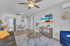 Living area - Sandy Toes Retreat (Panama City Beach)