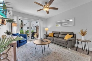 Living area - Sandy Toes Retreat (Panama City Beach)