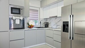 Refrigerador, microondas, horno, lavavajillas