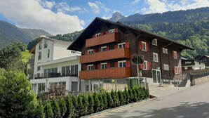 Un hôtel à plusieurs étages doté de balcons, d’un parking et situé dans un cadre montagneux.