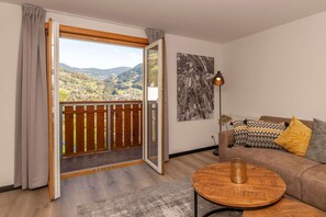 TV - Cozy holiday apartment for 6 people in the heart of Montafon (Schruns-Tschagguns)