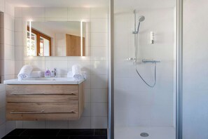 Shower, hair dryer, towels - Cozy holiday apartment for 6 people in the heart of Montafon (Schruns-Tschagguns)
