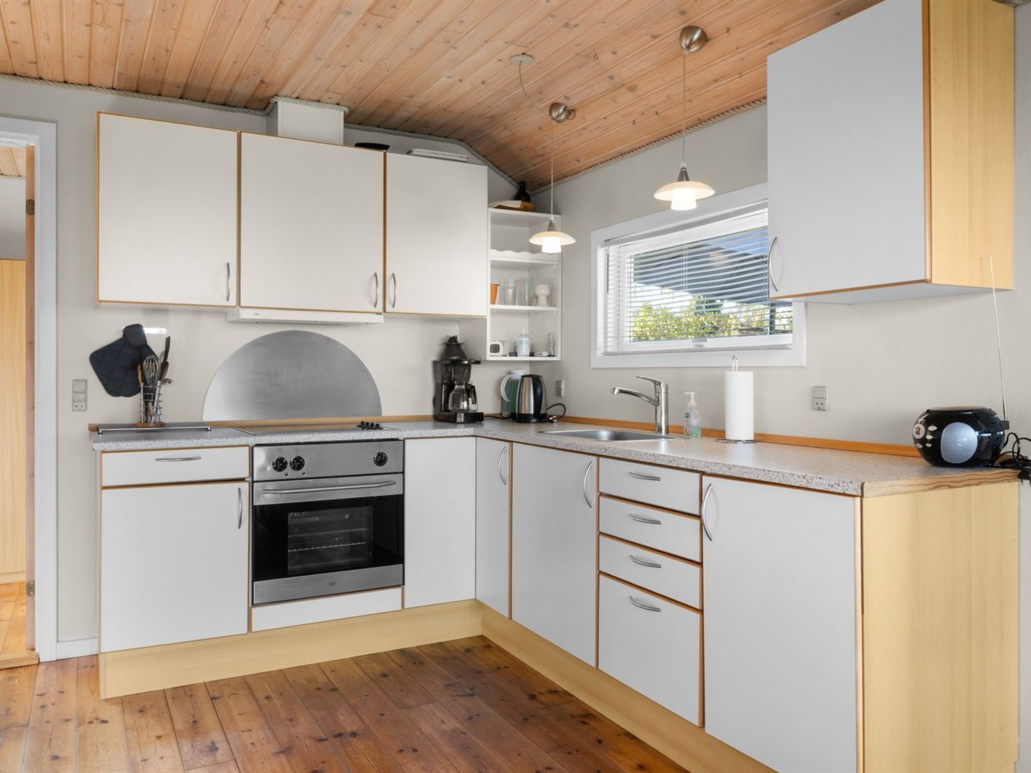 Frigorífico, microondas y utensilios de cocina