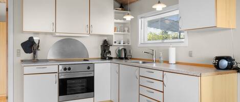 Frigorífico, microondas y utensilios de cocina