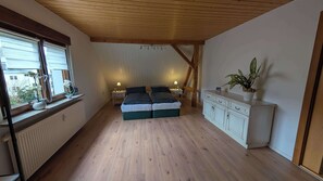 1 bedroom, free WiFi, bed sheets - Apartment by the forest in a quiet settlement panoramic window 5 min to the highway - center (Chemnitz)