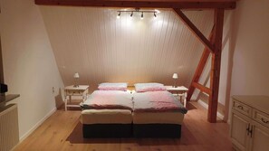 1 bedroom, free WiFi, bed sheets - Apartment by the forest in a quiet settlement panoramic window 5 min to the highway - center (Chemnitz)