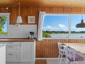 Kühlschrank, Mikrowelle, Geschirrspüler, Kochgeschirr/Geschirr/Besteck