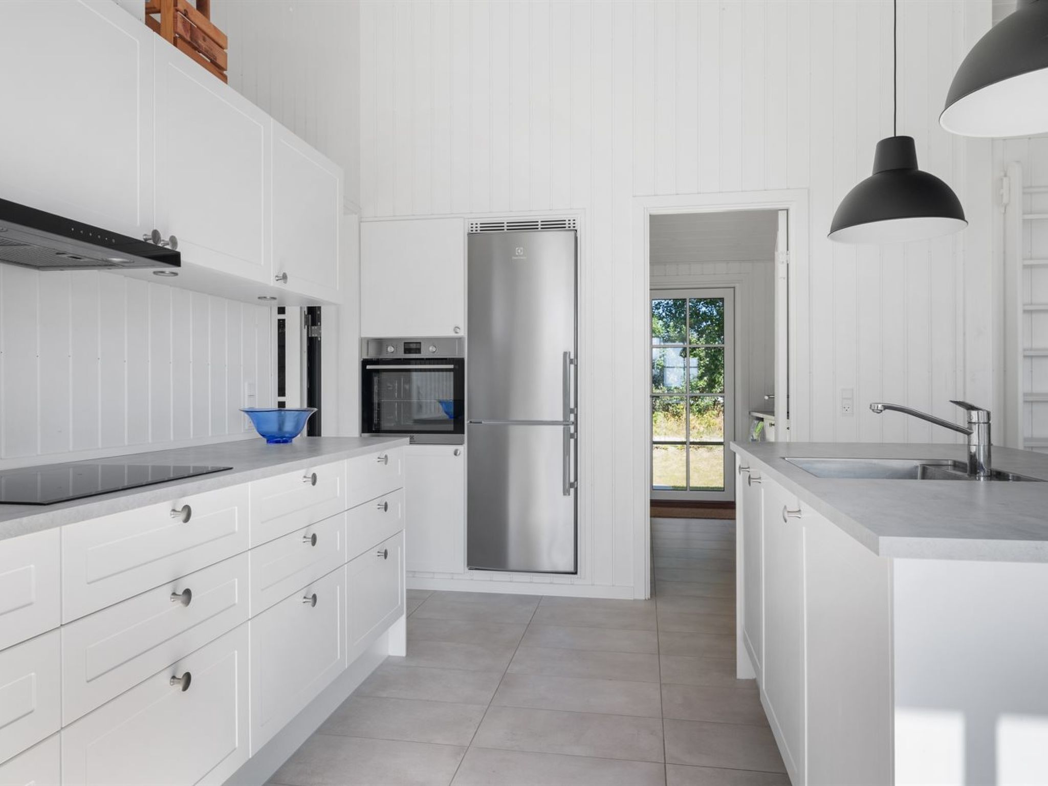 Refrigerador, microondas, lavavajillas y utensilios de cocina 