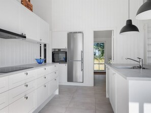 Geladeira, micro-ondas, lava-louças