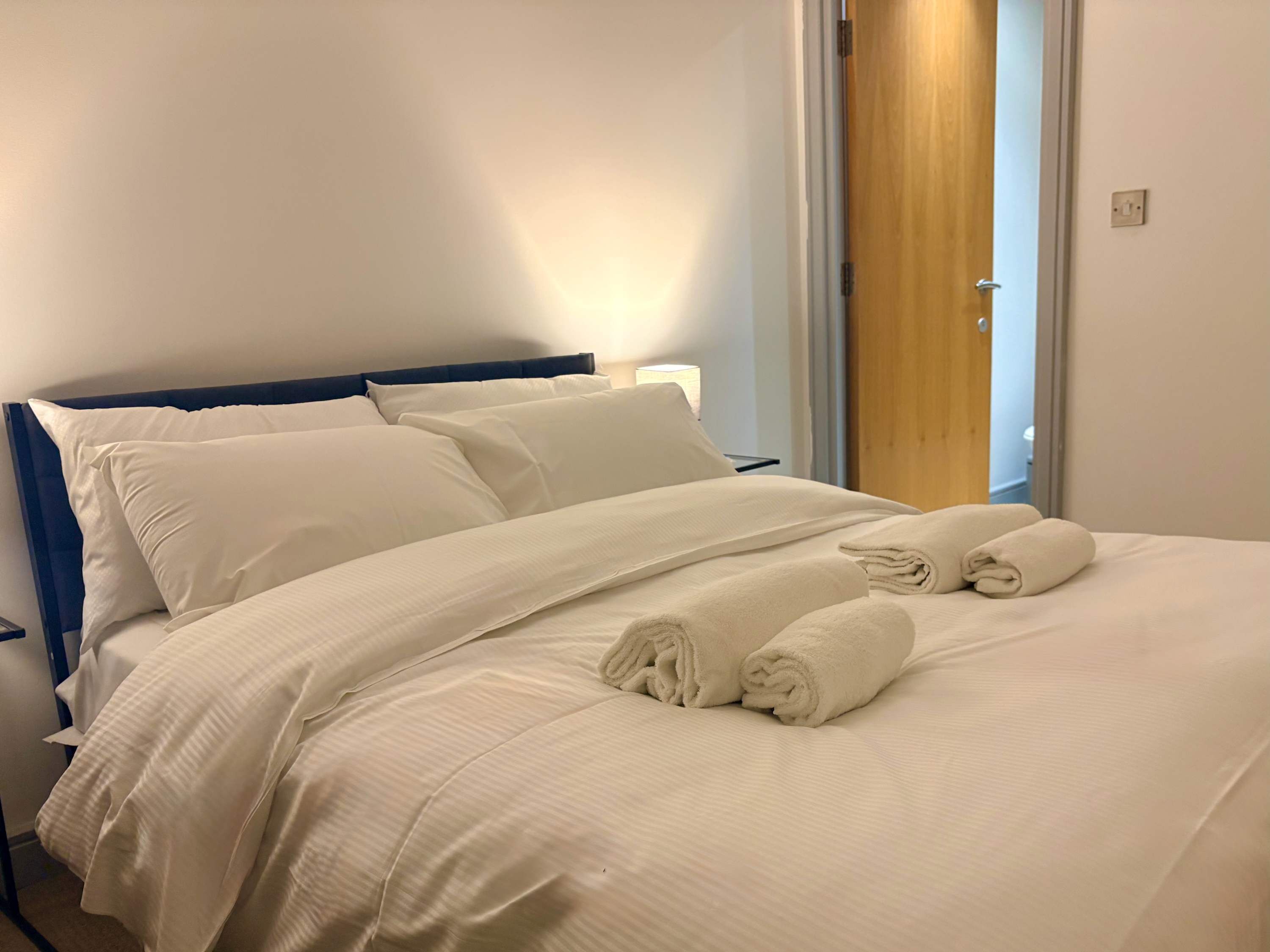 2 bedrooms, desk, iron/ironing board, WiFi
