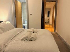 Escritorio, tabla de planchar con plancha, wifi y ropa de cama 