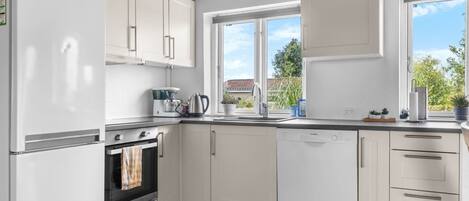 Jääkaappi, mikroaaltouuni, uuni, astianpesukone