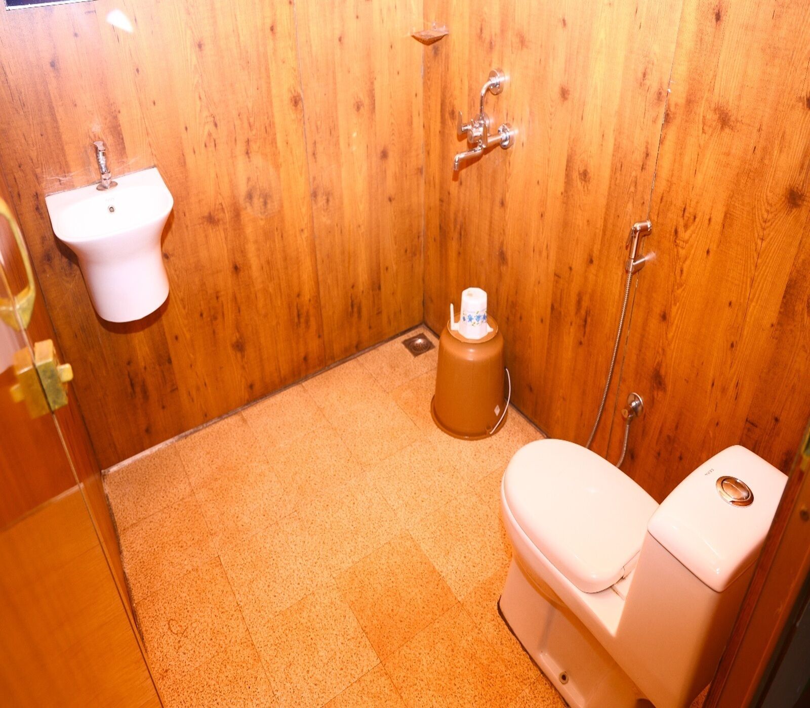 Deluxe-Doppelzimmer | Badezimmer | Dusche, kostenlose Toilettenartikel, Handtücher, Seife