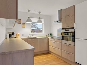 Kühlschrank, Mikrowelle, Geschirrspüler, Kochgeschirr/Geschirr/Besteck