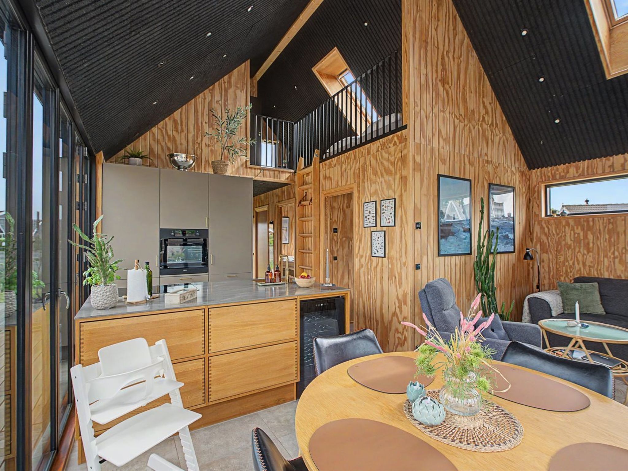 Um interior moderno com cozinha, sala de jantar e área de estar.
