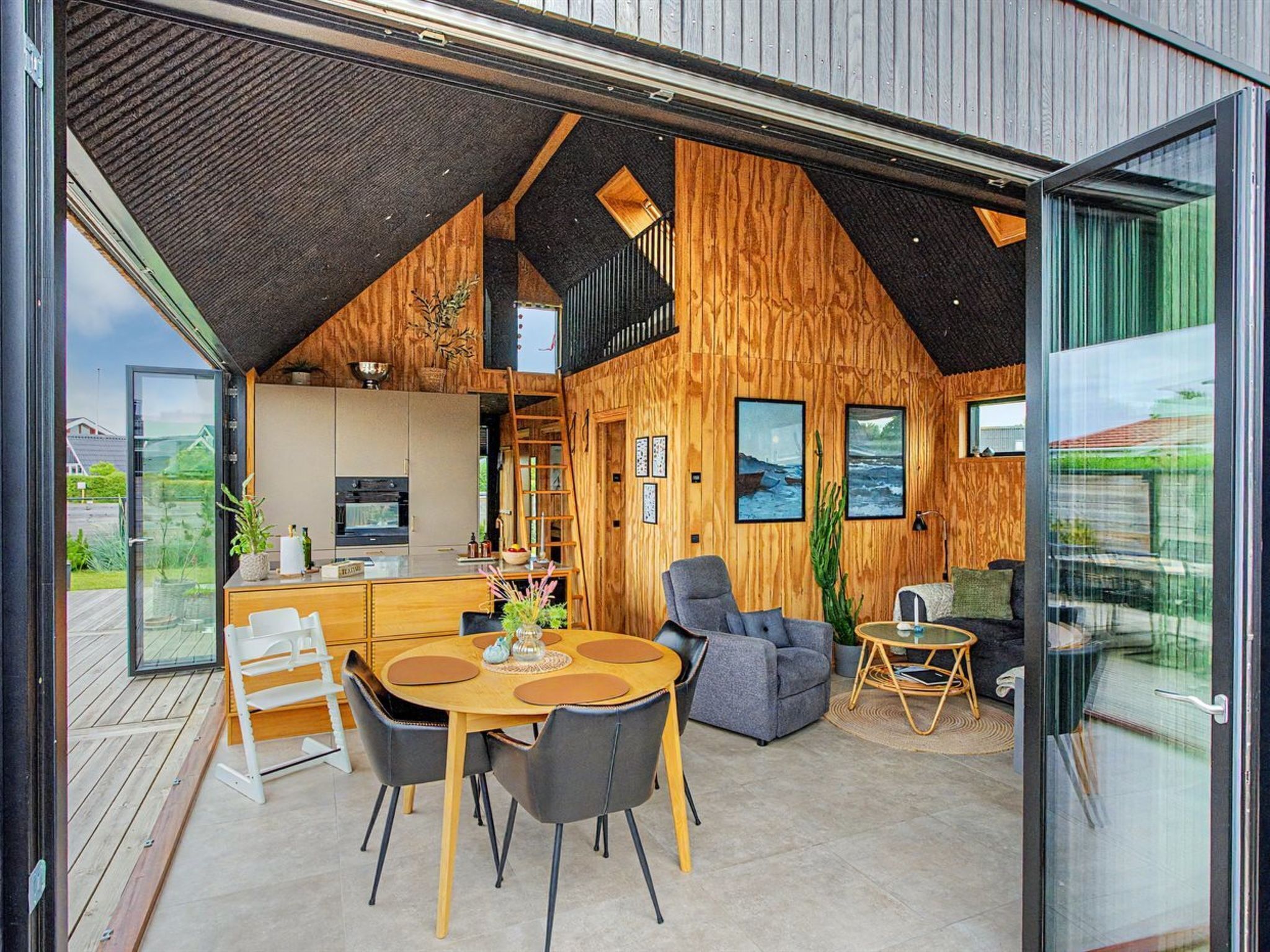 Een modern interieur met een eethoek, keuken en zithoek.