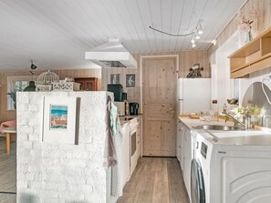 Kjøleskap, mikrobølgeovn, oppvaskmaskin og kjøkkenutstyr