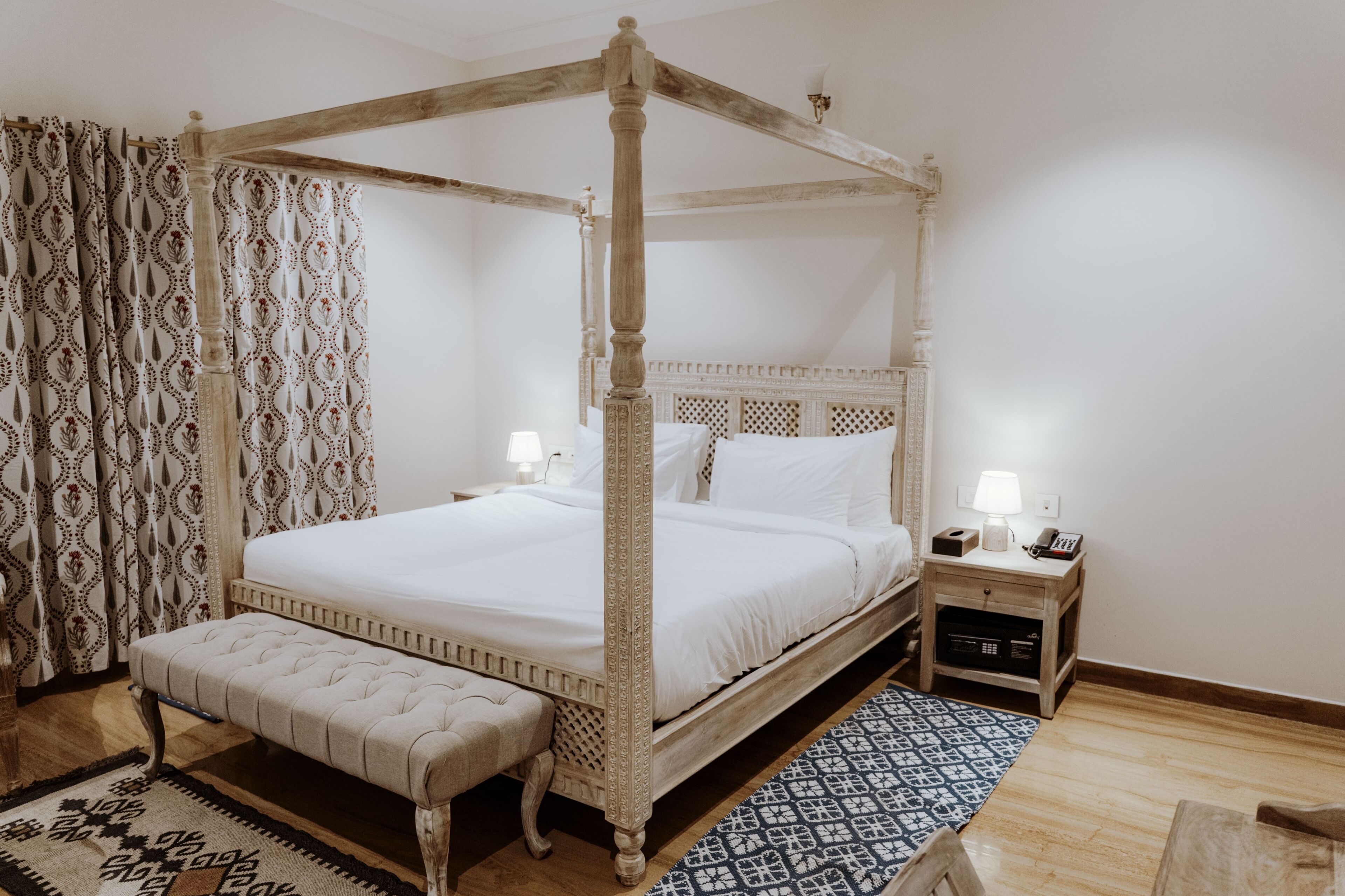 皇家套房 | 客房內保險箱、書桌、筆電工作空間、遮光布/窗簾