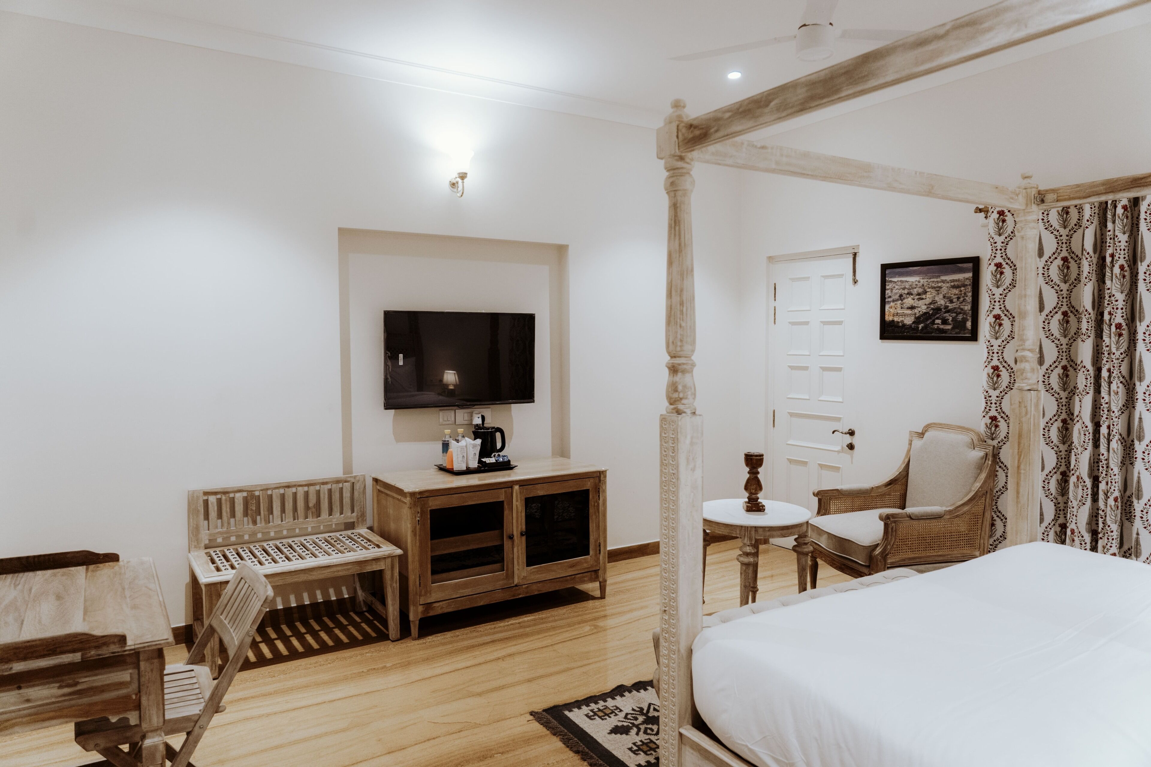 套房 | 客房内保险箱、办公桌、笔记本电脑工作区、遮光窗帘