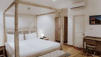 Royal Suite, City View | In-room safe, desk, laptop workspace, blackout drapes