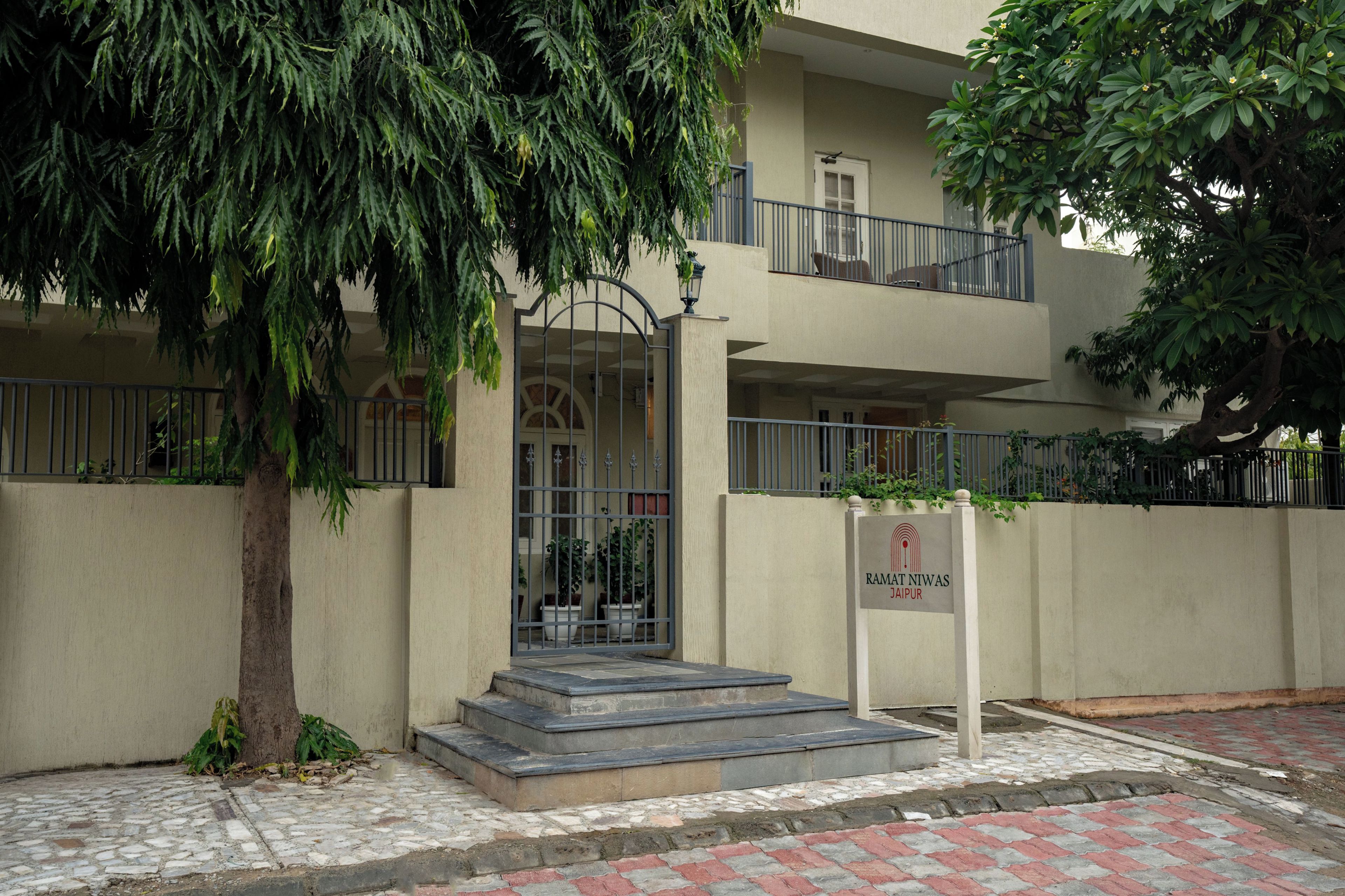 La entrada de un edificio con un letrero que dice 'RAMAT NIWAS JAIPUR'.