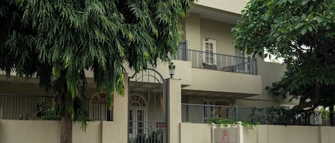 A building entrance with a sign reading 'RAMAT NIWAS JAIPUR'.