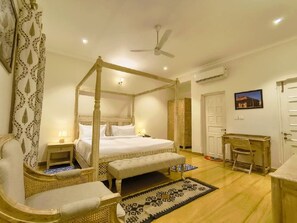 ห้องสวีท | ตู้นิรภัยในห้องพัก, โต๊ะทำงาน, พื้นที่ทำงานแบบใช้แล็ปท็อป, ผ้าม่านกันแสง