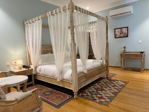 Sviitti | Tallelokero huoneessa, työpöytä