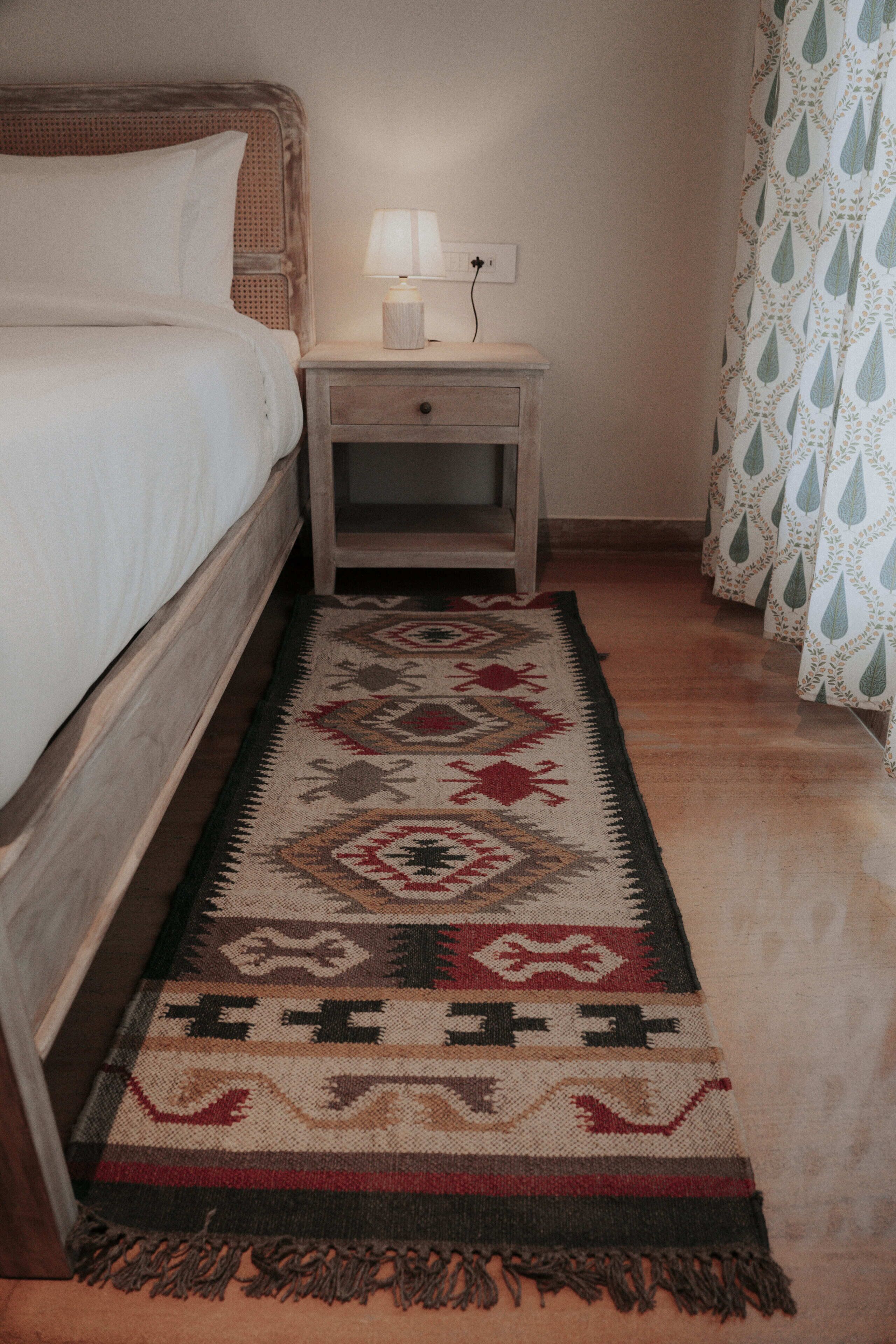 高級客房 | 客房內保險箱、書桌、筆電工作空間、遮光布/窗簾