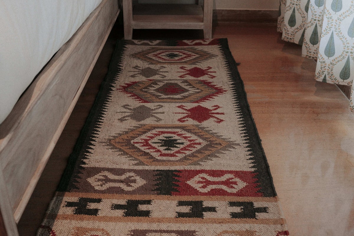 高級客房 | 客房內保險箱、書桌、筆電工作空間、遮光布/窗簾