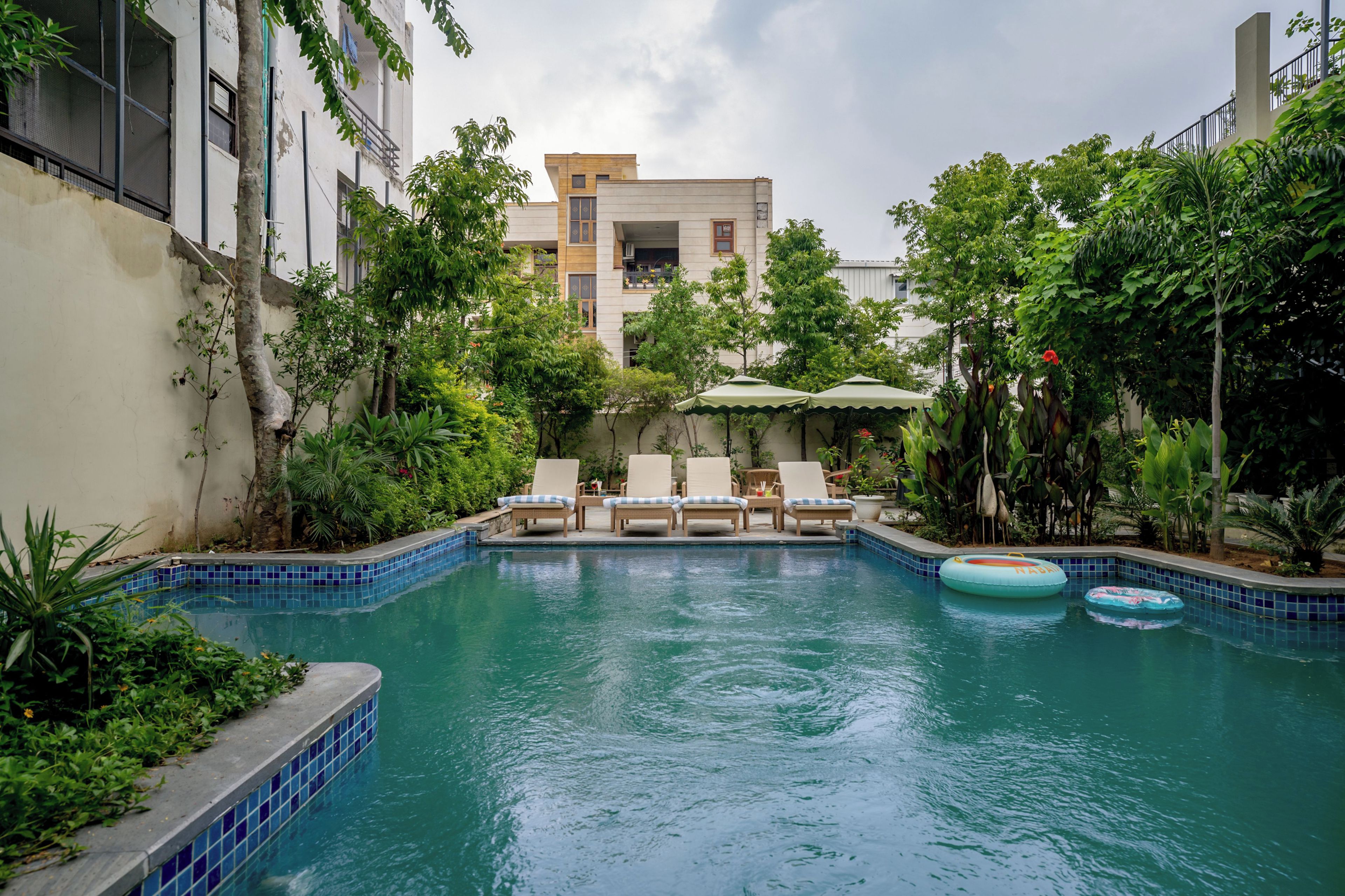 Una piscina al aire libre